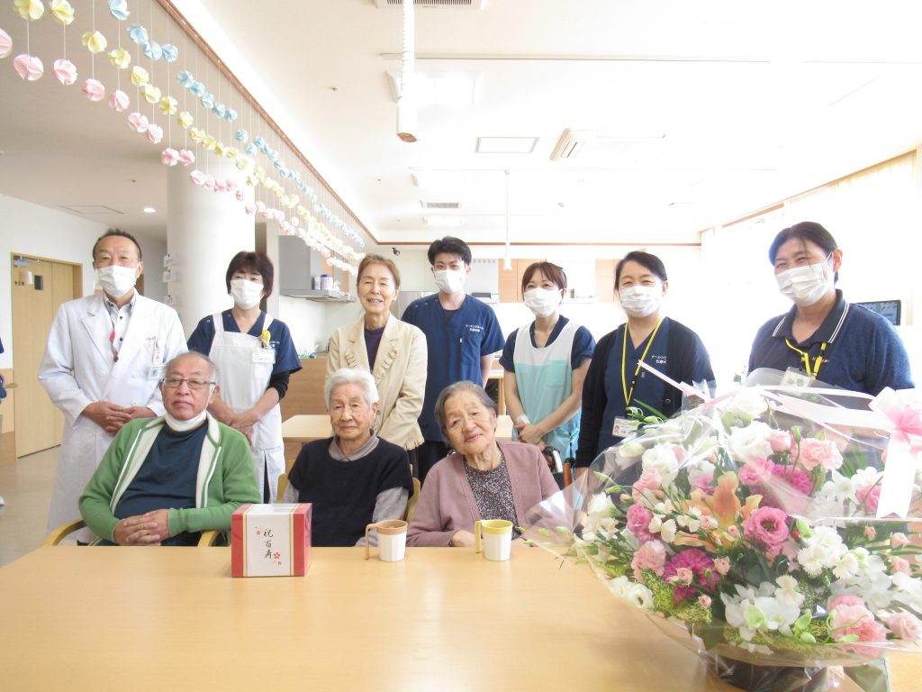 渋川中央病院菊地院長来所。花束の贈呈